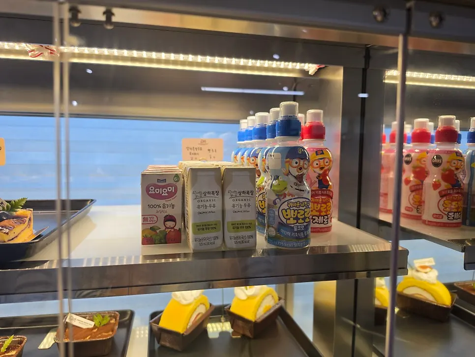 아이 음료가 있는 디저트 코너