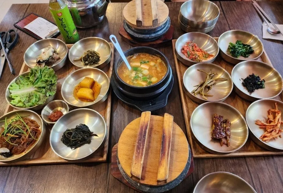 12-side-dish gulbi meal near Wondang Station at Kim Myeongju Tteuranchae Bapsang