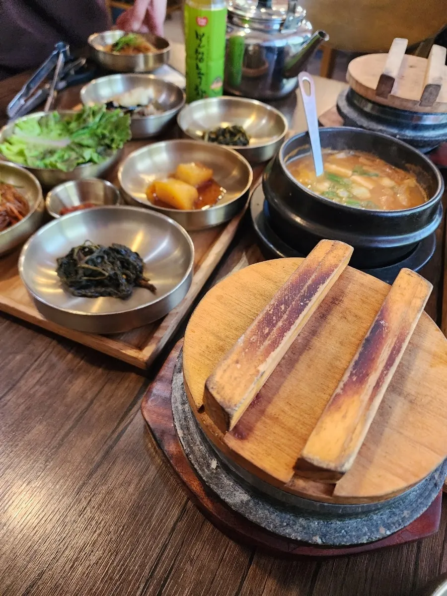 A table with 12 side dishes and stone-pot rice
