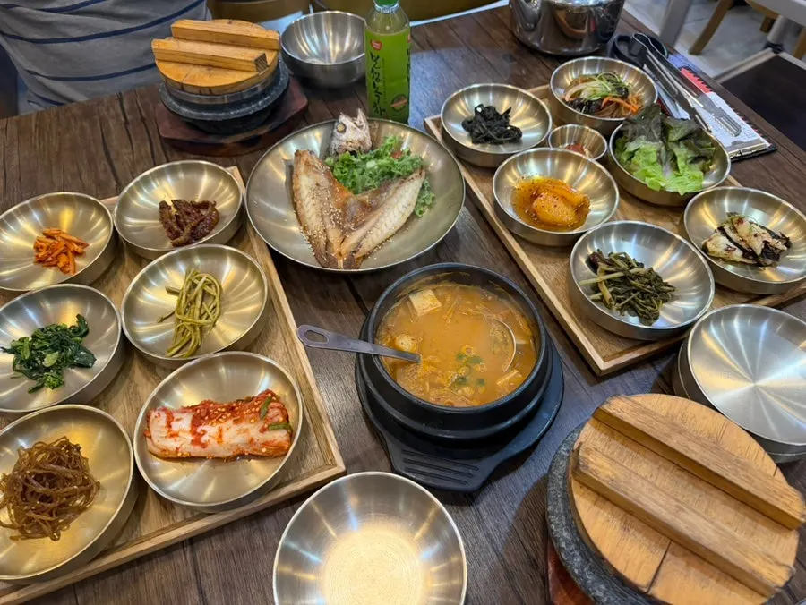 돌솥밥과 청국장이 포함된 기본 상차림