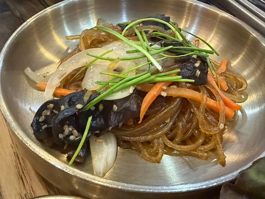 시래기나물과 시금치 반찬 접시