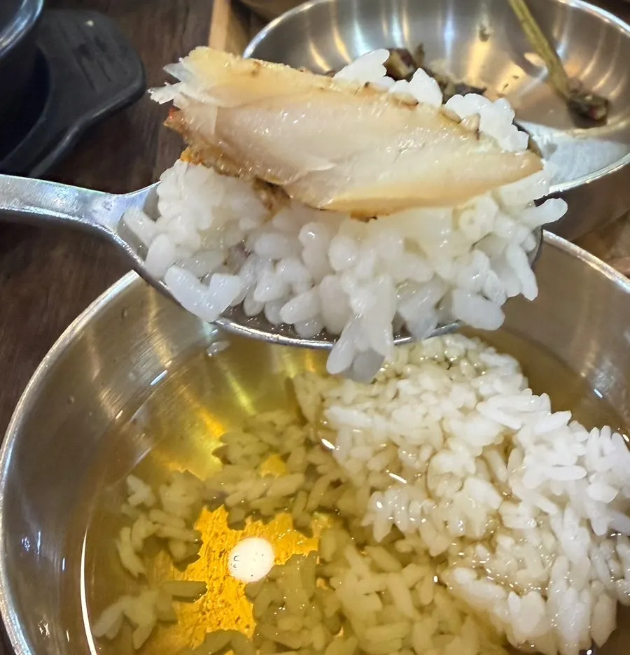 밥 위에 올린 보리굴비 살 한 점