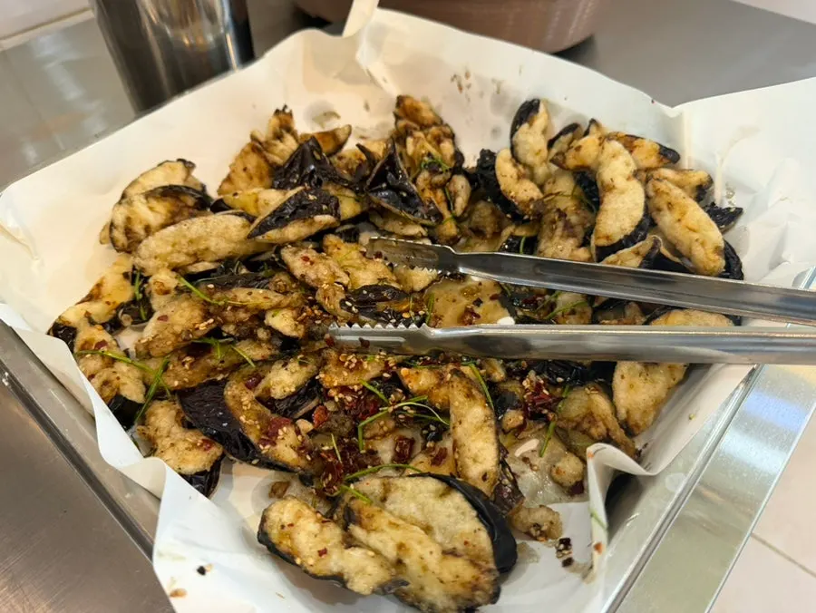 셀프바에 놓인 반찬과 밥