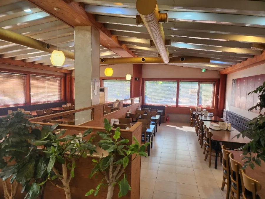 First floor dining hall and tables at Kim Myeongju Tteuranchae Bapsang Wondang Branch