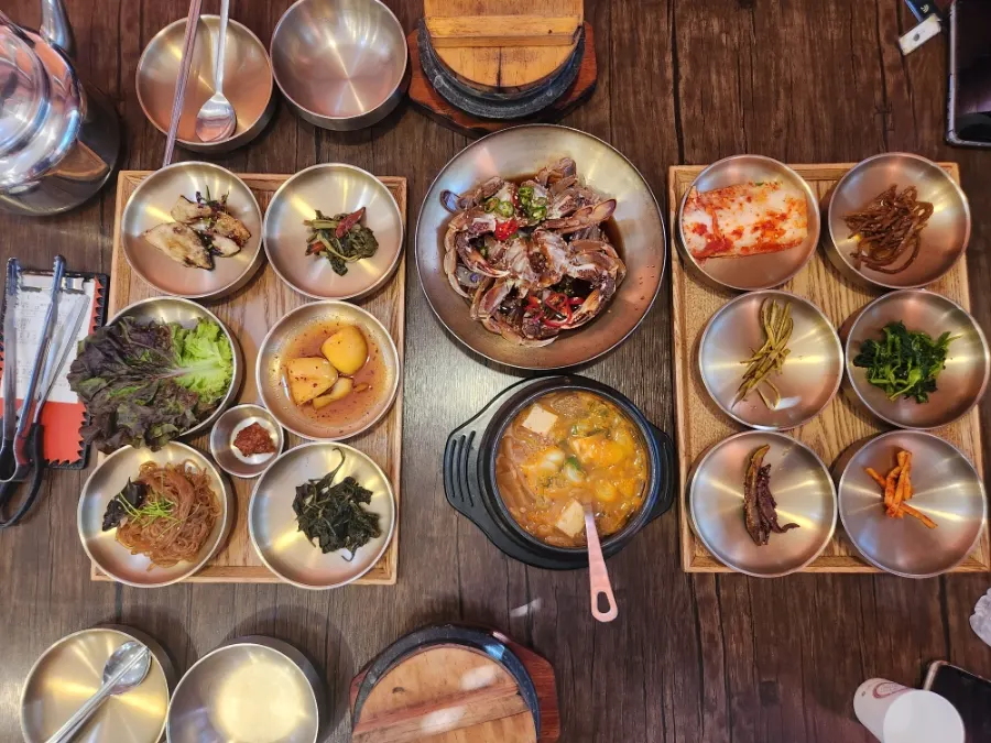 Full tray of the basic Tteuranchae Bapsang table setting