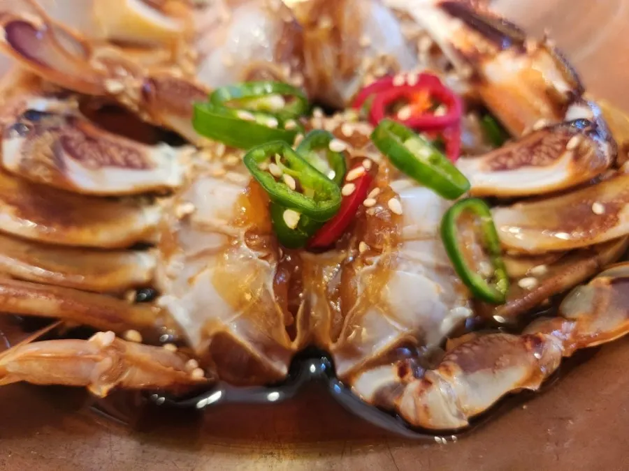 Ganjang gejang crab meat cut with scissors