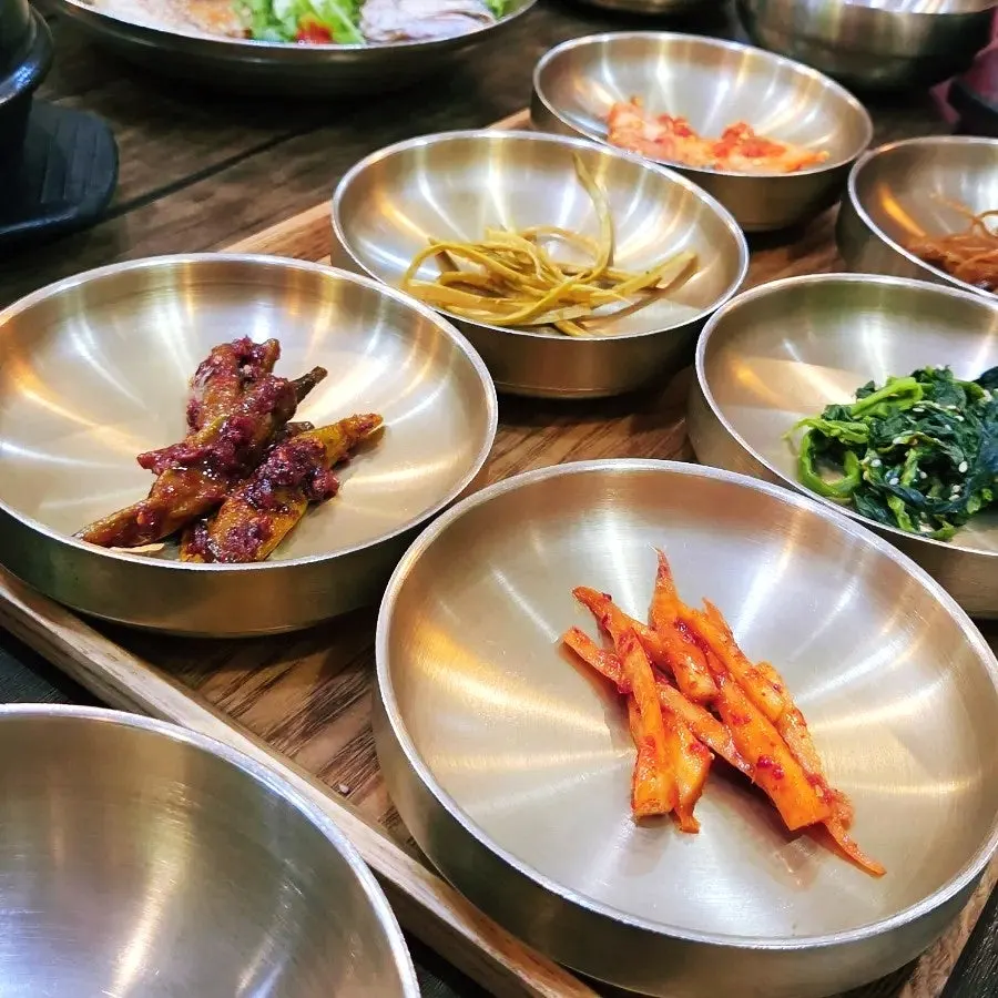 정갈하게 차려진 밑반찬 접시들