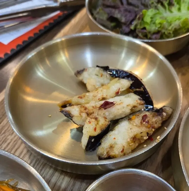리필 가능한 가지튀김 등 밑반찬