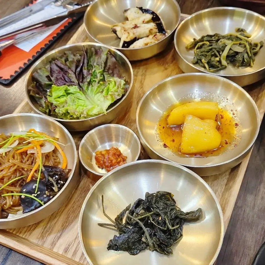 깻잎반찬과 감자조림, 잡채 등 반찬