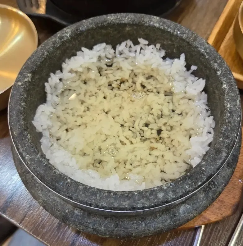 밥을 퍼내고 물을 부은 돌솥
