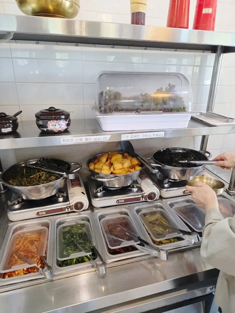 반찬을 가져다 먹을 수 있는 셀프코너