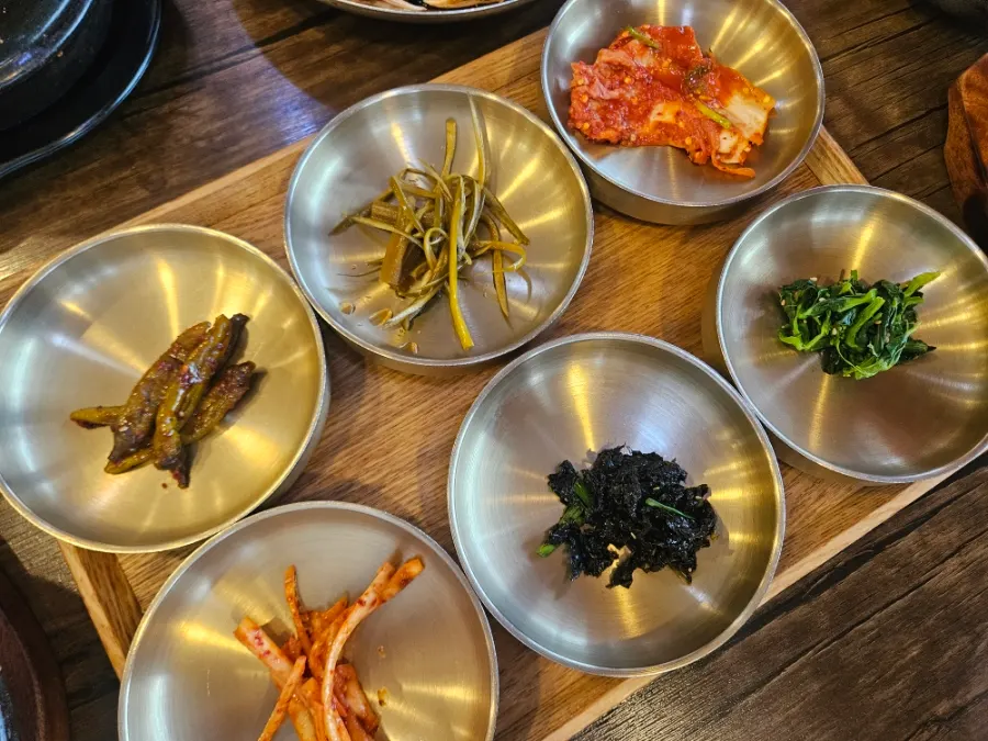 Menu board showing Tteuranchae Bapsang set and à la carte options