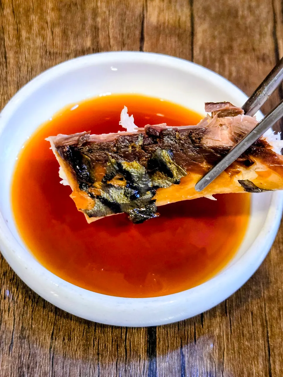 Mackerel flesh placed on top of stone-pot rice