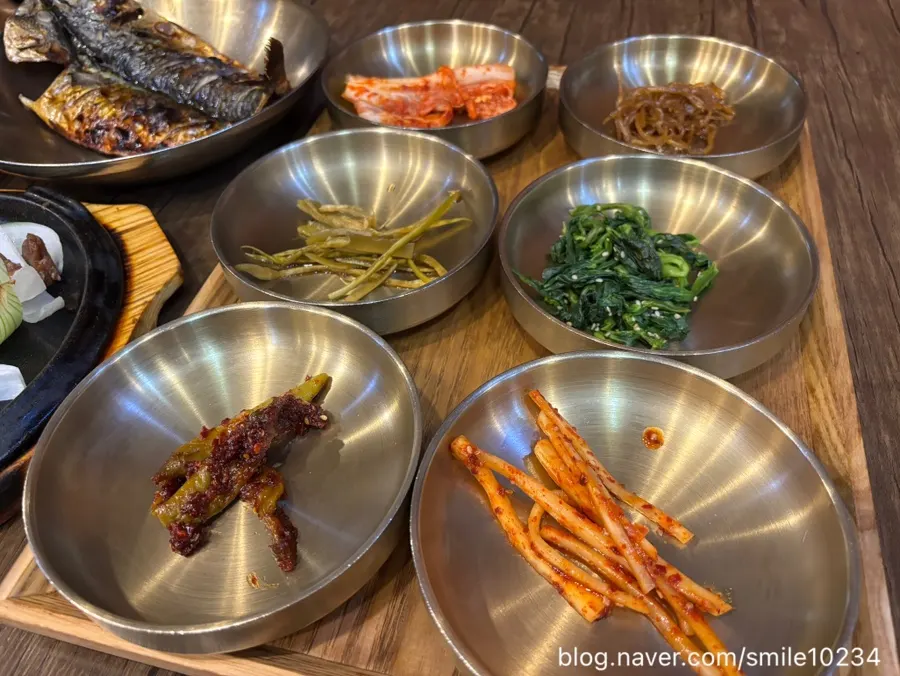 나물과 밑반찬, 잡채, 가지튀김이 놓인 밥상