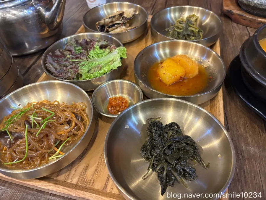 다양한 밑반찬 접시 근접 컷