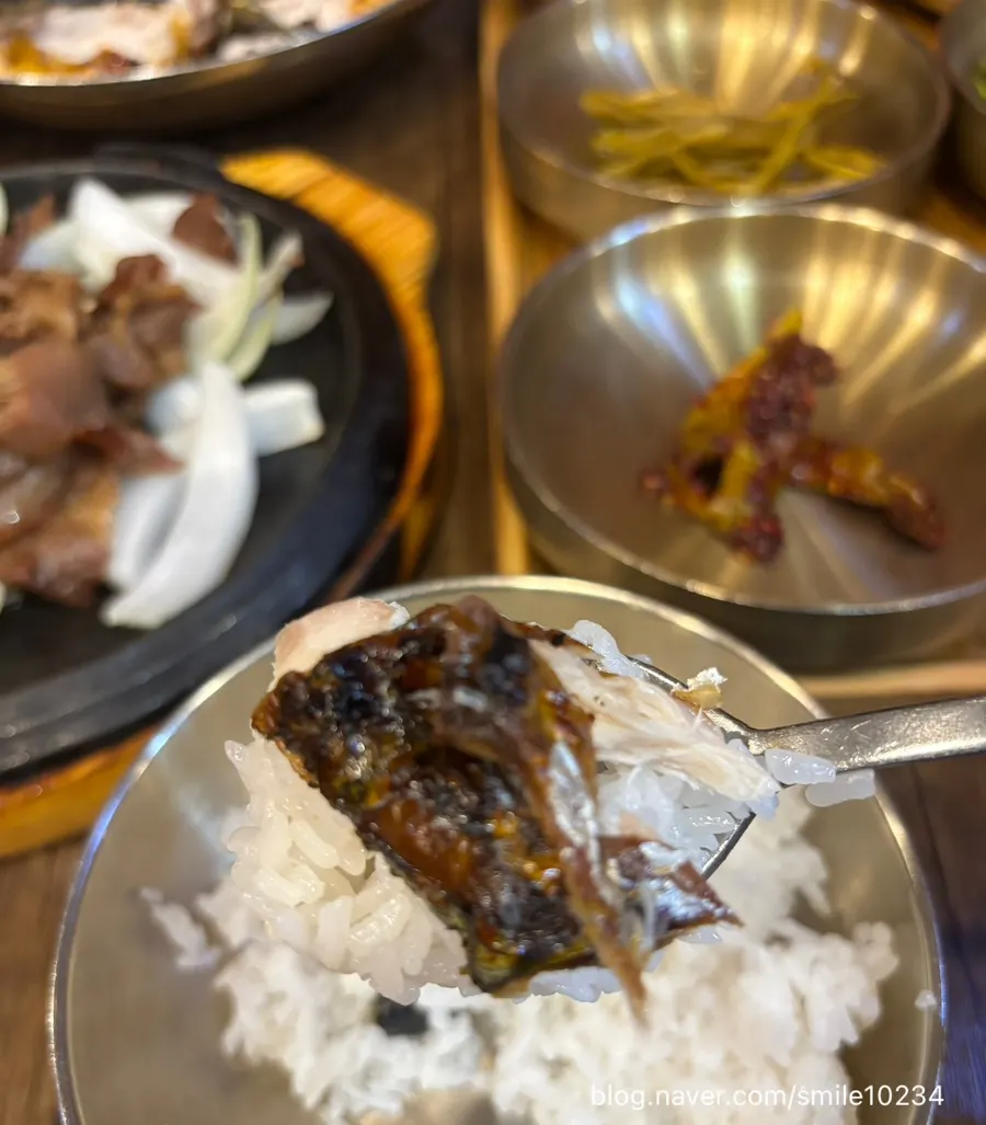 접시에 담아온 셀프바 반찬