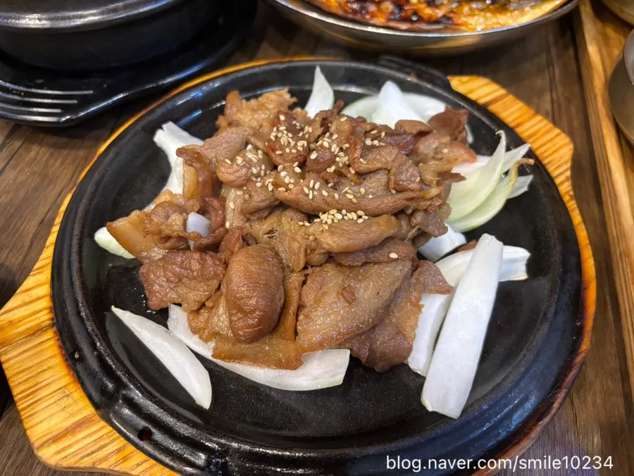 살을 발라낸 고등어구이와 밥