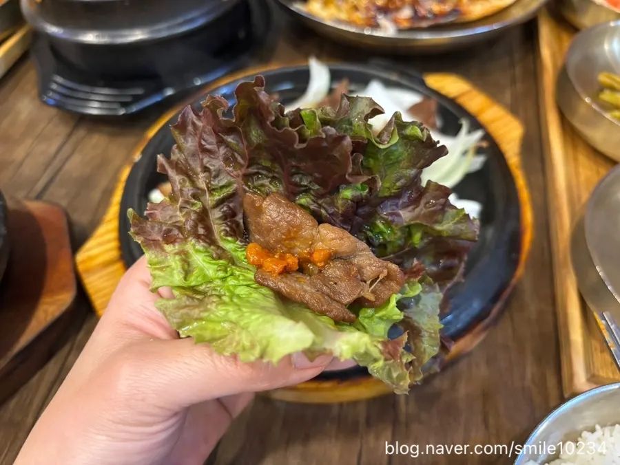 양념이 세지 않은 숯불돼지고기 구이
