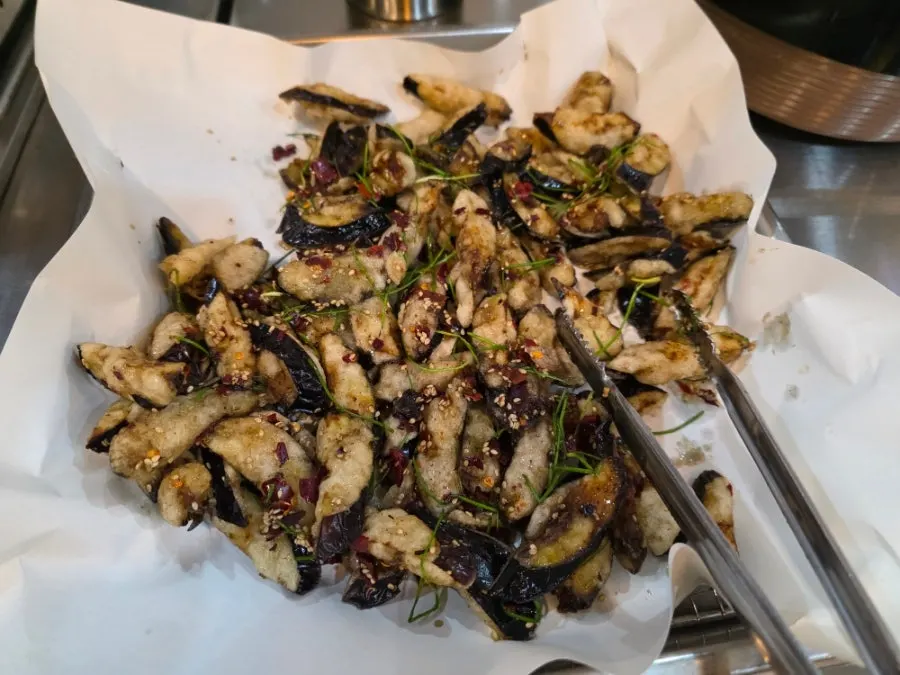 셀프로 담아 먹는 나물과 장아찌
