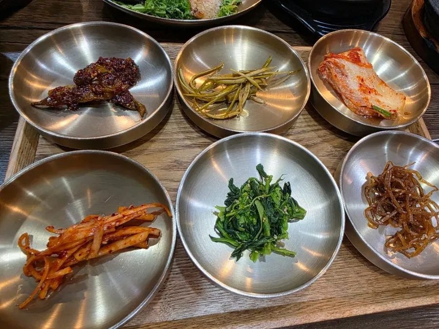돌솥밥이 함께 놓인 한정식 상차림