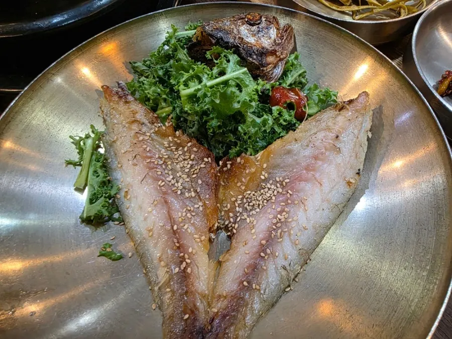먹음직스럽게 구워 나온 보리굴비