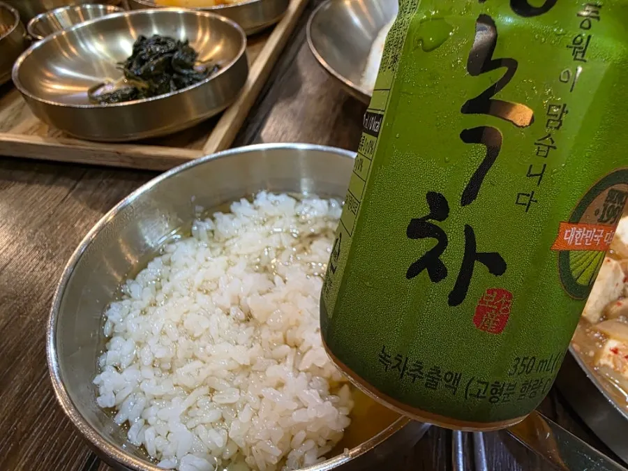 녹차물을 부은 밥 한 그릇