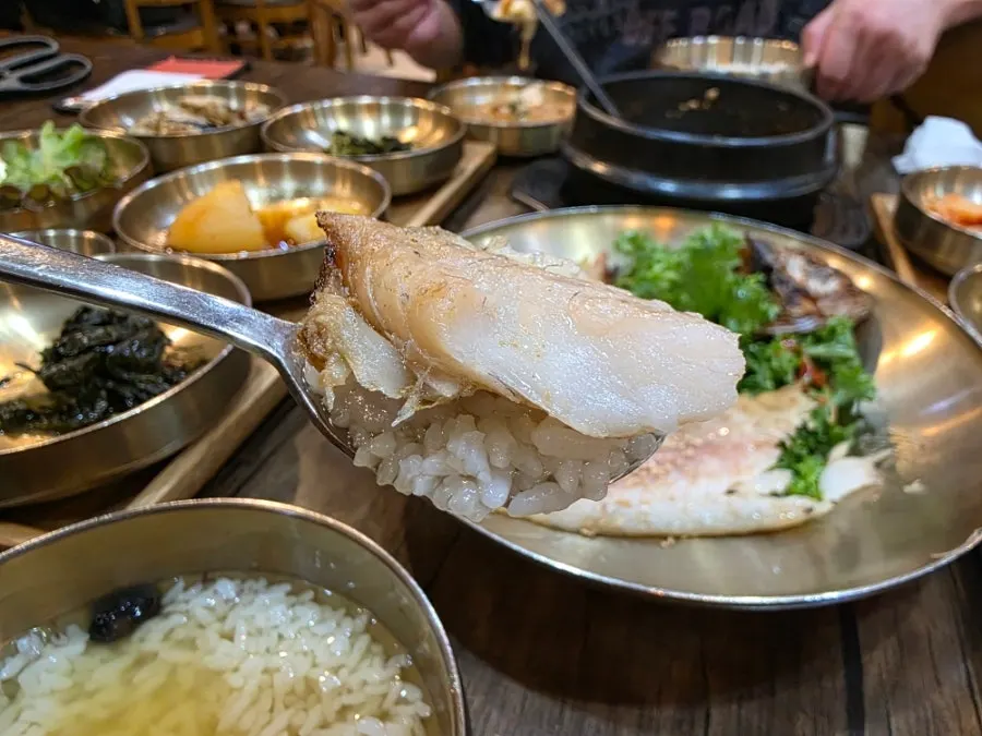 녹차밥 위에 올린 보리굴비 살 한 점