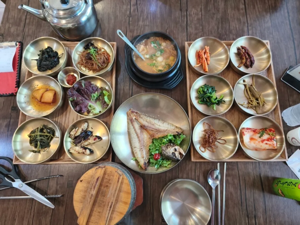 Full ₩30,000 boribulbi jeongsik table spread
