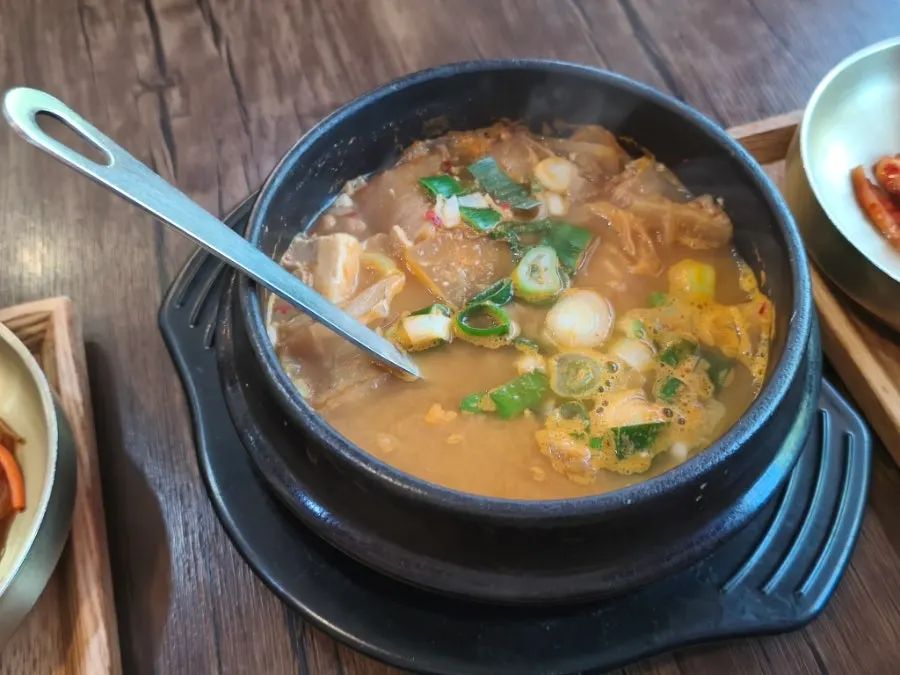 Side dishes served with the boribulbi jeongsik