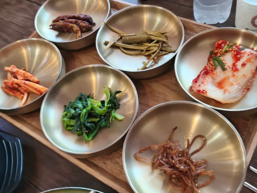 Close-up of the set-meal side dishes