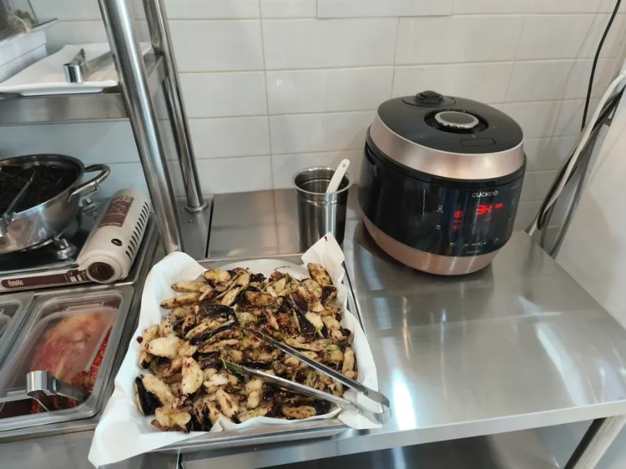 Self-serve side dish corner