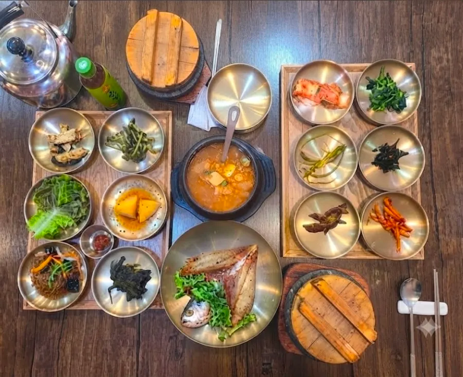 Table setting with the Tteuranchae set and gulbi