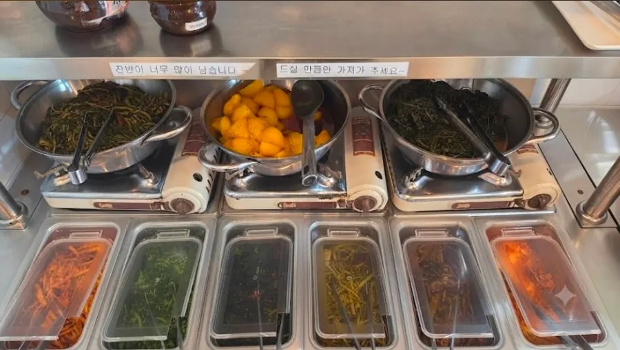Side dish containers neatly arranged at the self-bar