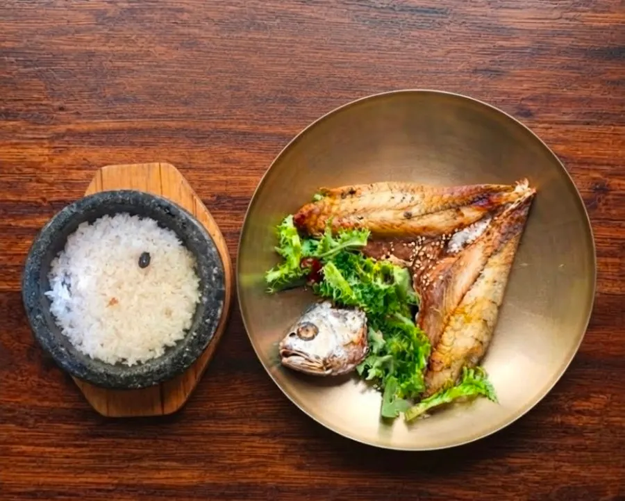 Freshly cooked stone-pot rice served with gulbi