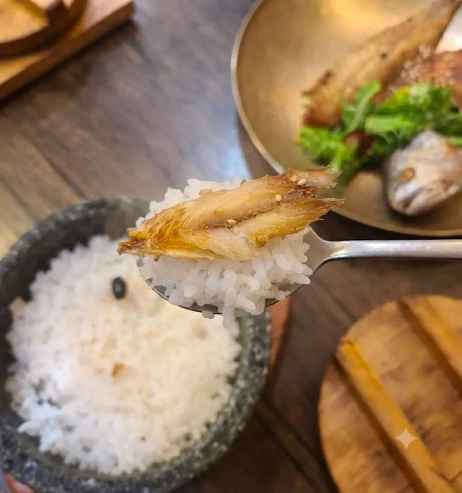 A spoonful of stone-pot rice topped with gulbi