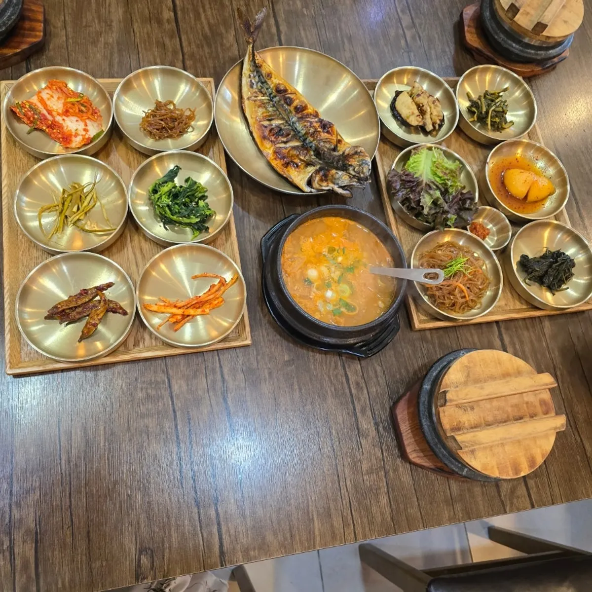Full table spread of the Tteuranchae Bapsang at Kim Myeongju Tteuranchae Bapsang Wondang Station Branch