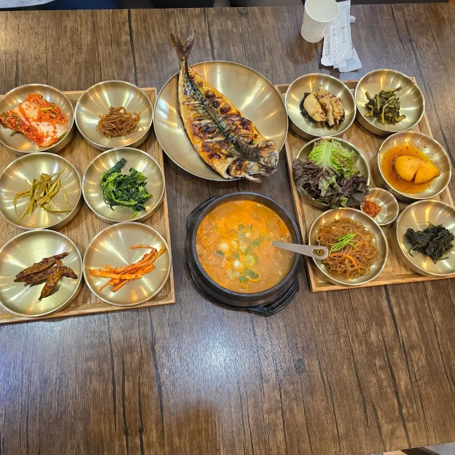 Full view of the basic Tteuranchae Bapsang set for three