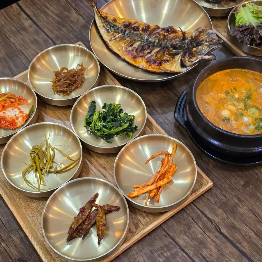 Plates of the 12-dish hanjeongsik side dishes