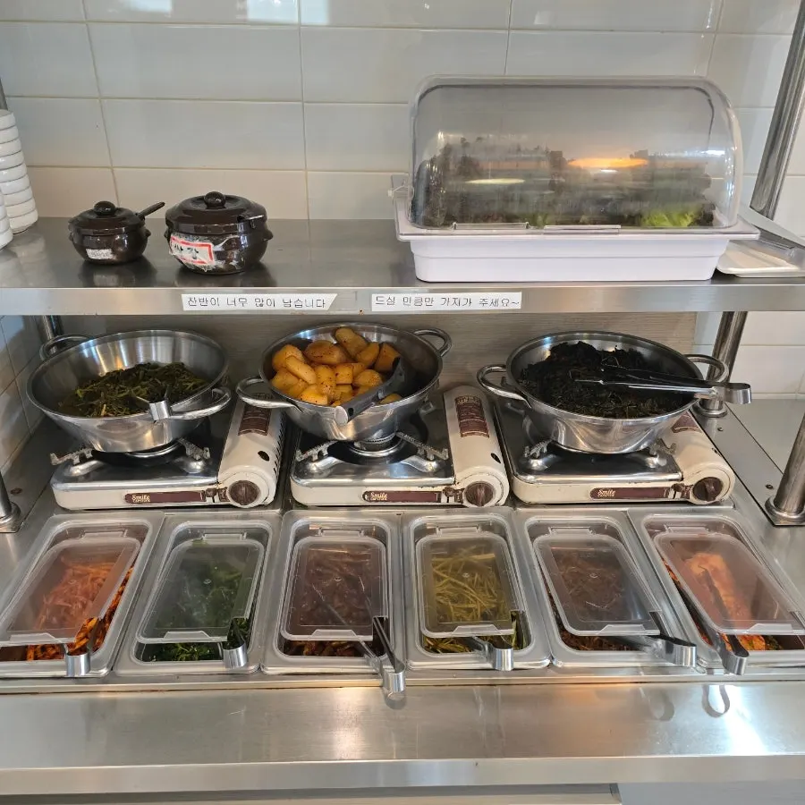 Self-service corner where diners can grab extra side dishes