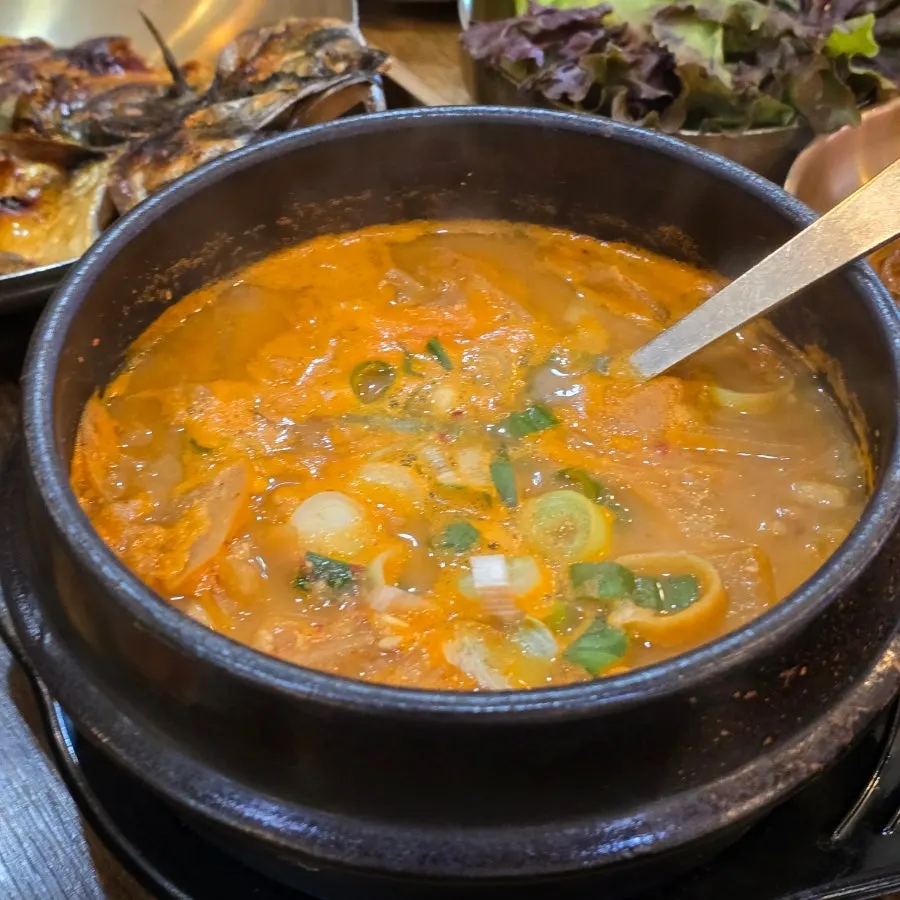 Cheonggukjang served alongside the Tteuranchae Bapsang