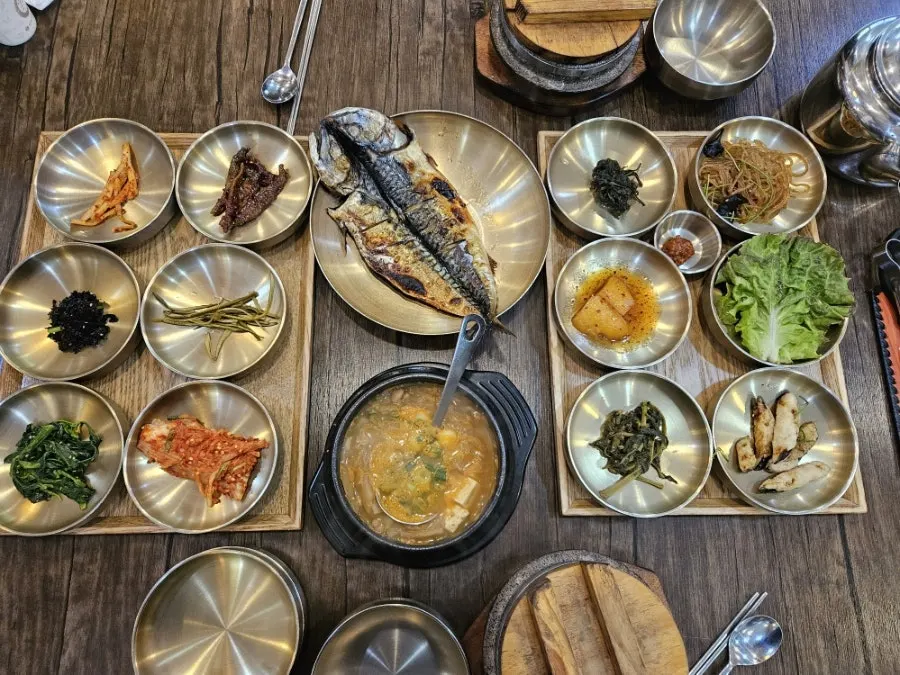 Mâm cơm nồi đá, cheonggukjang và cá thu nướng