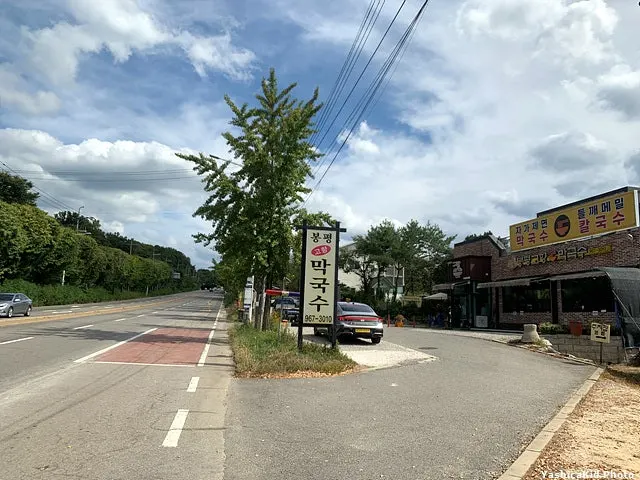 호국로 도로변의 봉평고향막국수 외관