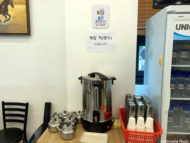 셀프로 따라 마신 메밀차 한 잔