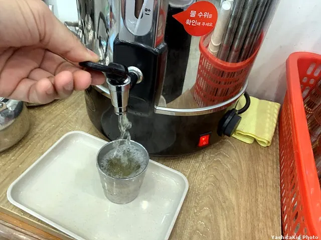 자리에 놓인 메밀차와 테이블 세팅