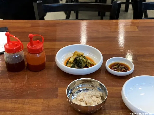 기본으로 나온 꽁보리밥과 김치