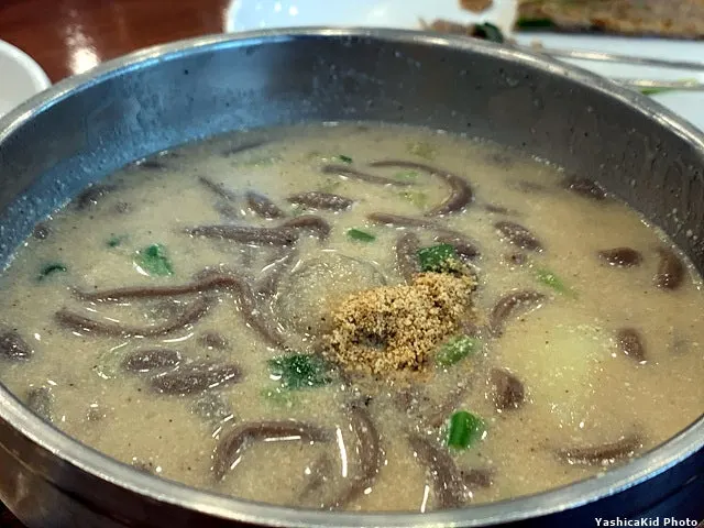 들깨가루가 올라간 들깨 메밀 칼국수
