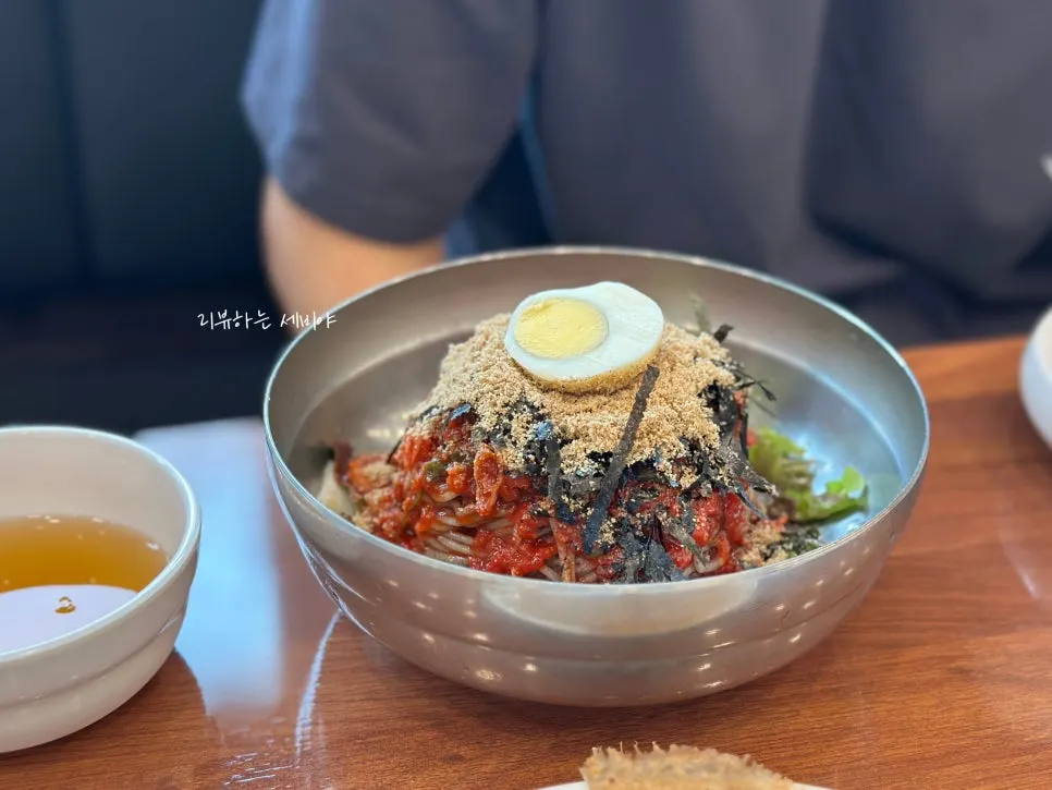 A bowl of Bongpyeong Gohyang Makguksu's bibim makguksu