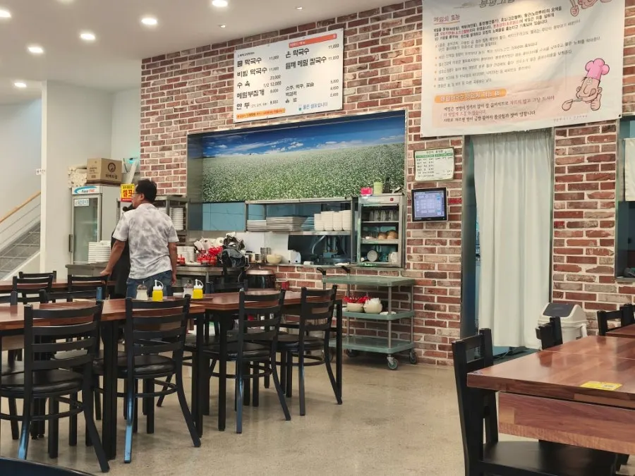 테이블 위 수저와 식기