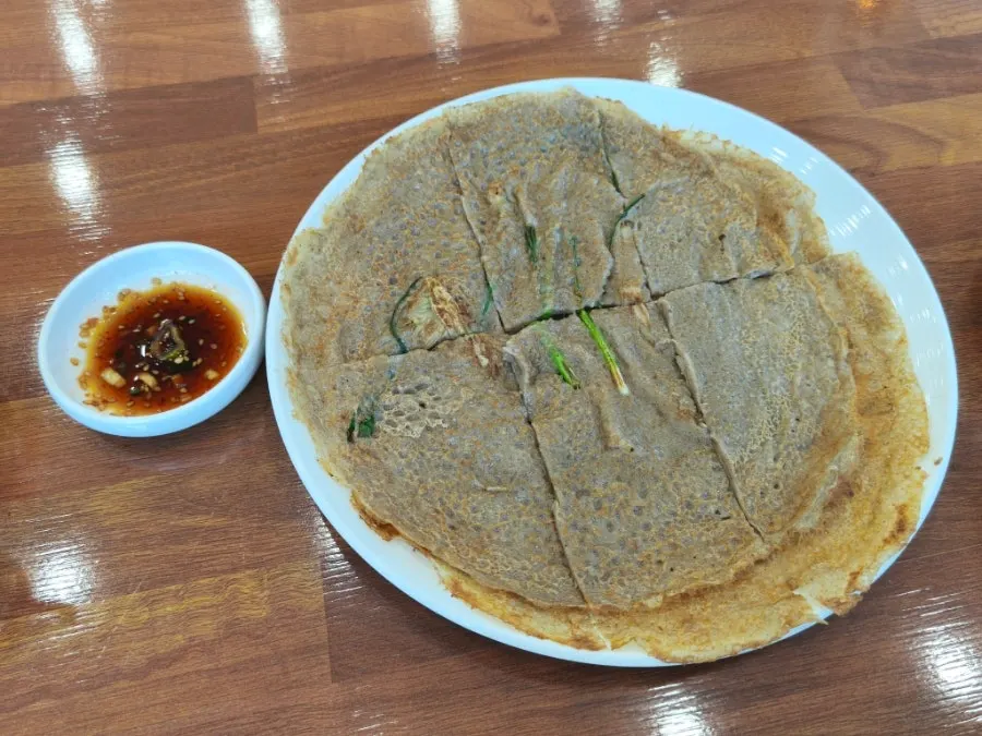 얇게 부쳐져 나온 메밀부침개
