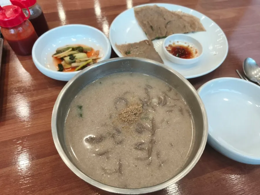 들깨 국물과 메밀면을 떠올린 모습